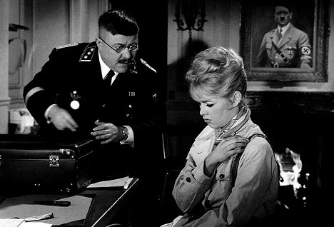 Francis Blanche, Brigitte Bardot - Babeta jde do války - Z filmu