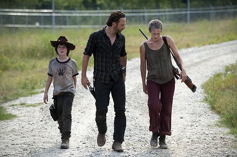 Chandler Riggs, Andrew Lincoln, Melissa McBride - The Walking Dead - Kriegsrecht - Filmfotos