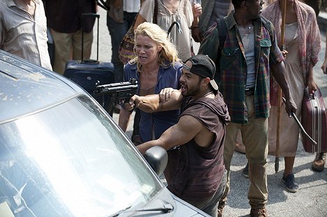 Laurie Holden, Jose  Pablo Cantillo - The Walking Dead - Az öngyilkos király - Filmfotók