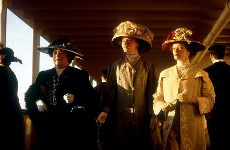 Kathy Bates, Rochelle Rose, Frances Fisher - Titanic - De la película