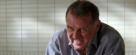 Tom Wilkinson - Batman Begins - Filmfotos