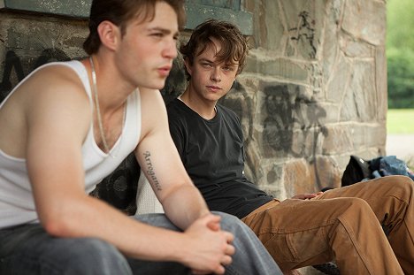 Emory Cohen, Dane DeHaan - Za borovicovým hájem - Z filmu