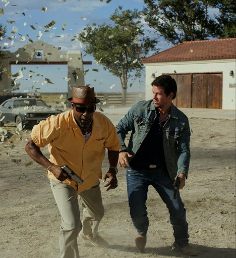 Denzel Washington, Mark Wahlberg - 2 Guns - Photos