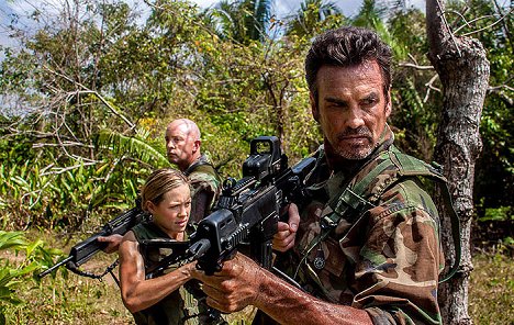 Alicia Ziegler, Gary Stretch - Jurassic Attack - Kuvat elokuvasta
