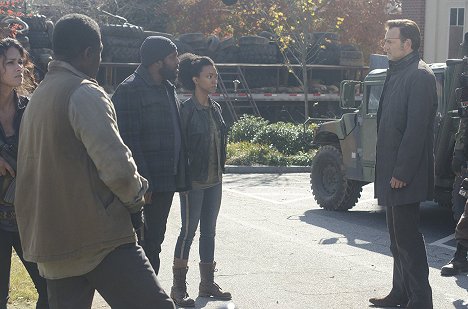 Chad L. Coleman, Sonequa Martin-Green, David Morrissey - The Walking Dead - Welcome to the Tombs - Photos