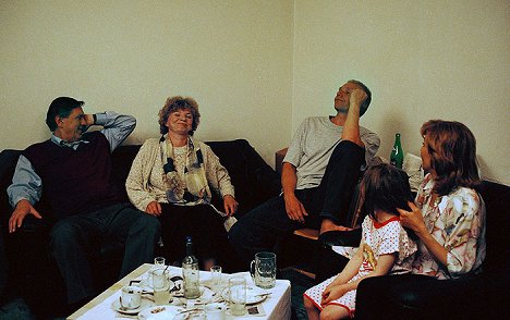 Petr Kostka, Libuše Švormová, Miroslav Vladyka - Bakaláři 1997 - Konečně v novém - Kuvat elokuvasta