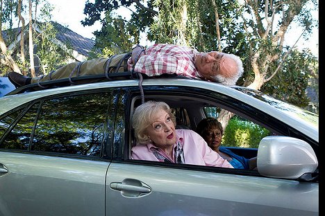 Michael Yama, Betty White - Betty White – Nyugdíjas bajkeverők - Filmfotók