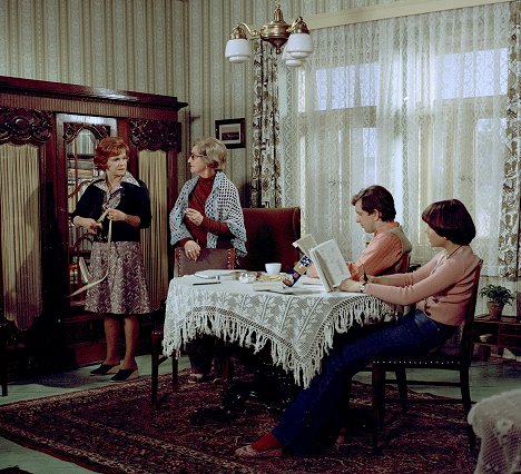 Jaroslava Adamová, Marie Rosůlková, Jaromír Hanzlík, Ivana Andrlová - Ma egy házban - Dobytí kóty 78 - Filmfotók