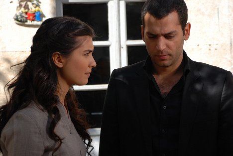 Tuba Büyüküstün, Murat Yıldırım - Asi - De la película