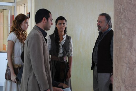 Murat Yıldırım, Tuba Büyüküstün, Çetin Tekindor - Asi - De la película