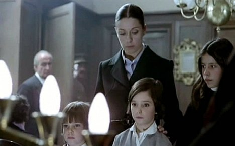 Mayte Sanchez, Mónica Randall, Ana Torrent, Conchita Pérez - Cria cuervos - en korp i famnen - Kuvat elokuvasta