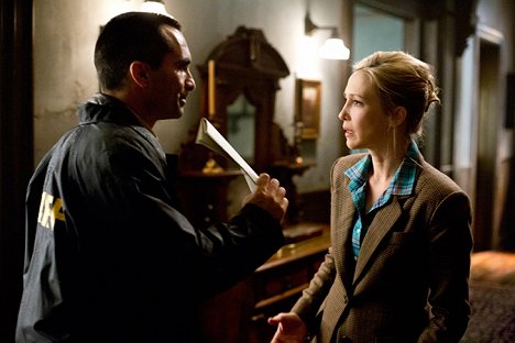 Nestor Carbonell, Vera Farmiga - Bates Motel - What's Wrong with Norman - Photos