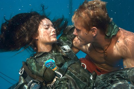 Denise Quiñones, Justin Hartley - Aquaman - De la película