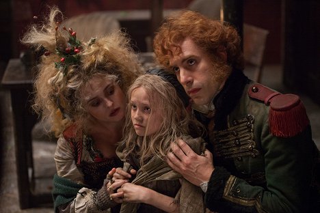 Helena Bonham Carter, Isabelle Allen, Sacha Baron Cohen - Les Misérables - Filmfotos