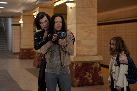 Milla Jovovich, Michelle Rodriguez, Aryana Engineer - Resident Evil 5: Odveta - Z filmu