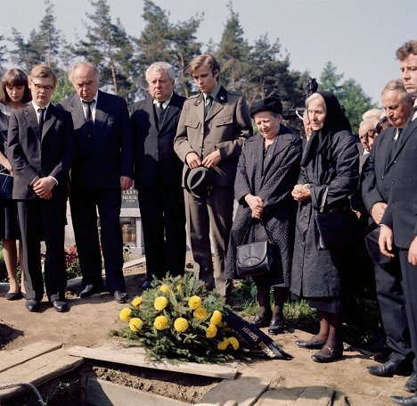 Zlata Adamovská, Tomáš Juřička, Ota Sklenčka, Josef Karlík, Lukáš Vaculík, Lída Plachá, Marie Brožová, Ferdinand Krůta, Zdeněk Žák - Karetka - Episode 4 - Z filmu