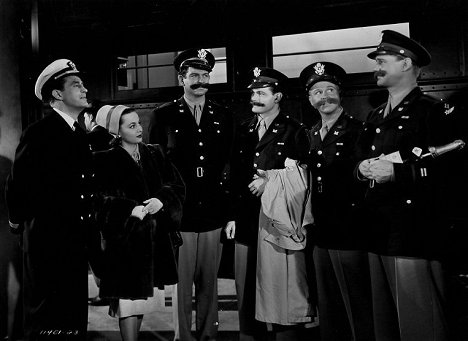 Ray Milland, Olivia de Havilland, Sonny Tufts - The Well-Groomed Bride - De filmes