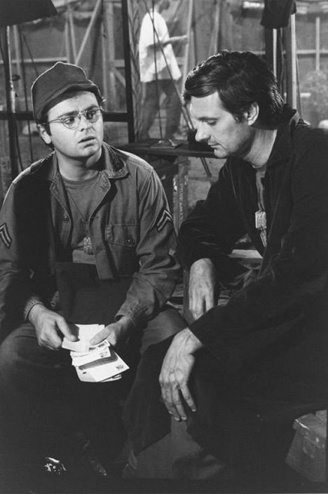 Gary Burghoff, Alan Alda - M*A*S*H - Fallen Idol - Van de set