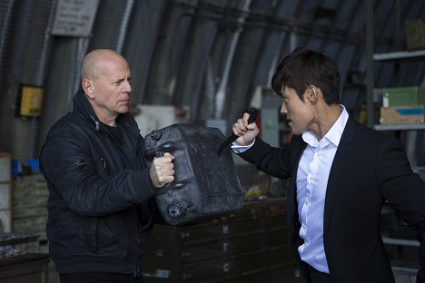 Bruce Willis, Byeong-heon Lee - Red 2 - Photos