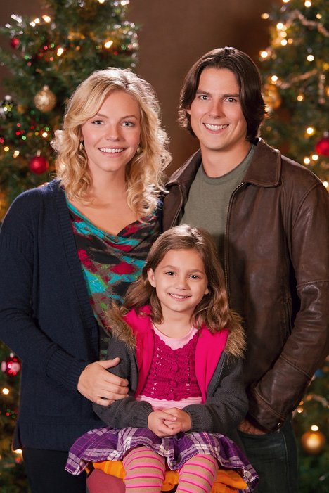 Eloise Mumford, Lucy Gallina, Sean Faris - Christmas with Holly - Promokuvat