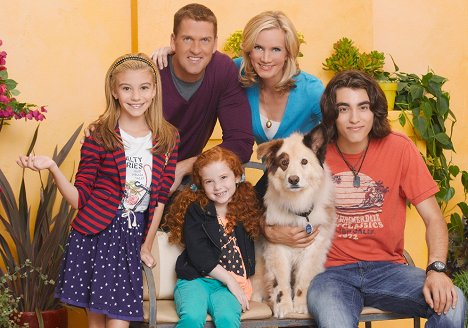 Genevieve Hannelius, Regan Burns, Francesca Capaldi, Beth Littleford, Mick, Blake Michael - Dog with a Blog - Promokuvat