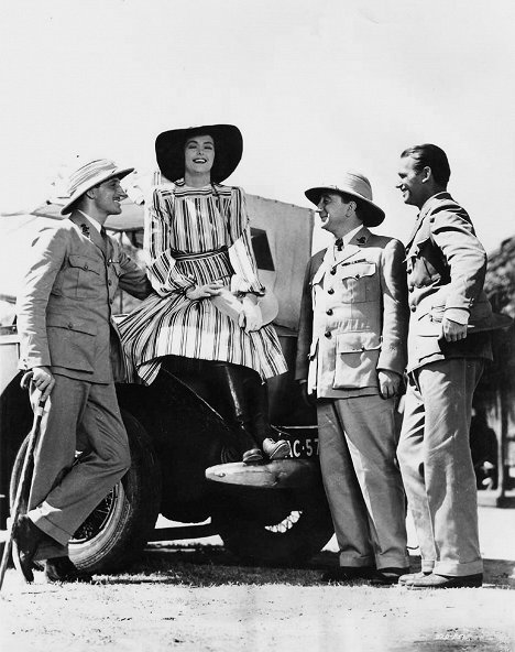 Basil Rathbone, Barbara O'Neil, Melville Cooper, Douglas Fairbanks Jr. - The Sun Never Sets - Van film