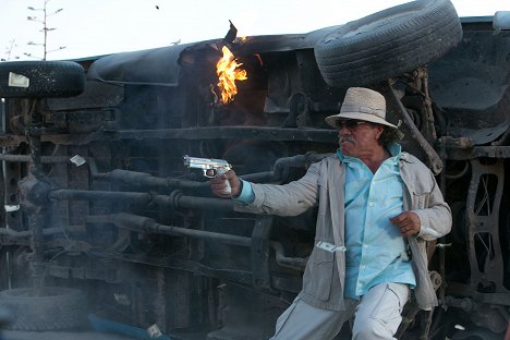 Edward James Olmos - 2 zbraně - Z filmu