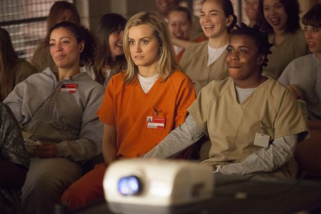 Taylor Schilling, Uzo Aduba - Orange Is the New Black - Tittenschlag - Filmfotos