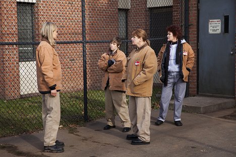 Taylor Schilling, Abigail Savage, Annie Golden, Kate Mulgrew - Orange Is the New Black - Csirkeüldözés - Filmfotók