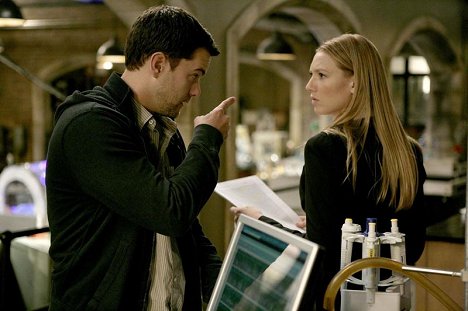 Joshua Jackson, Anna Torv - Fringe - In Which We Meet Mr. Jones - Photos