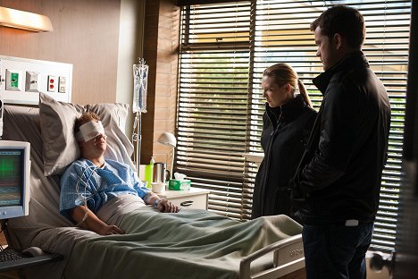 Michael Coleman, Anna Torv, Joshua Jackson - Fringe - Marionette - Photos