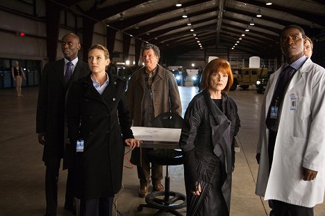 Lance Reddick, Anna Torv, John Noble, Blair Brown, Charles Parnell - Fringe - Reciprocity - Photos