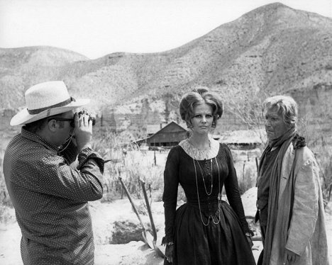 Claudia Cardinale, Paolo Stoppa - Once Upon a Time in the West - Van de set