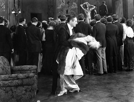 Adolphe Menjou, Edna Purviance - Parížska maitressa - Z filmu