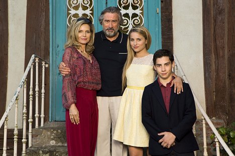 Michelle Pfeiffer, Robert De Niro, Dianna Agron, John D'Leo - The Family - Promo