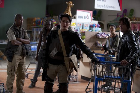 Lawrence Gilliard Jr., Steven Yeun, Norman Reedus - The Walking Dead - 30 Days Without an Accident - Photos