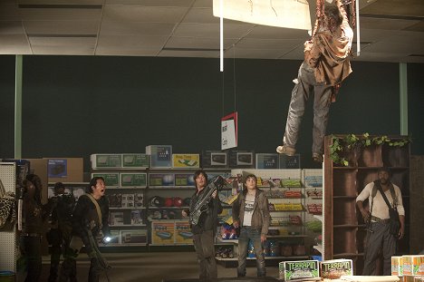Steven Yeun, Norman Reedus, Kyle Gallner, Chad L. Coleman - The Walking Dead - 30 Days Without an Accident - Photos