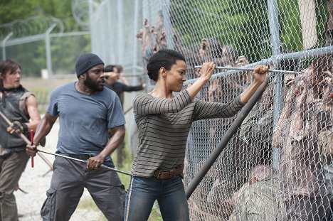 Chad L. Coleman, Sonequa Martin-Green - The Walking Dead - Infected - Photos