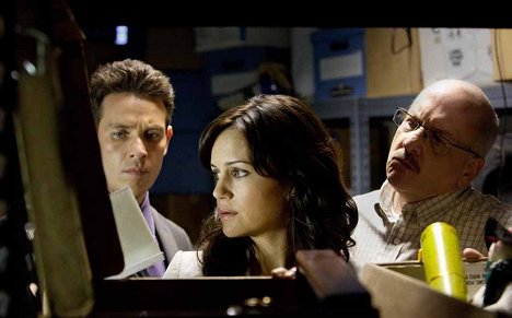 Kevin Alejandro, Carla Gugino - Hide - Do filme