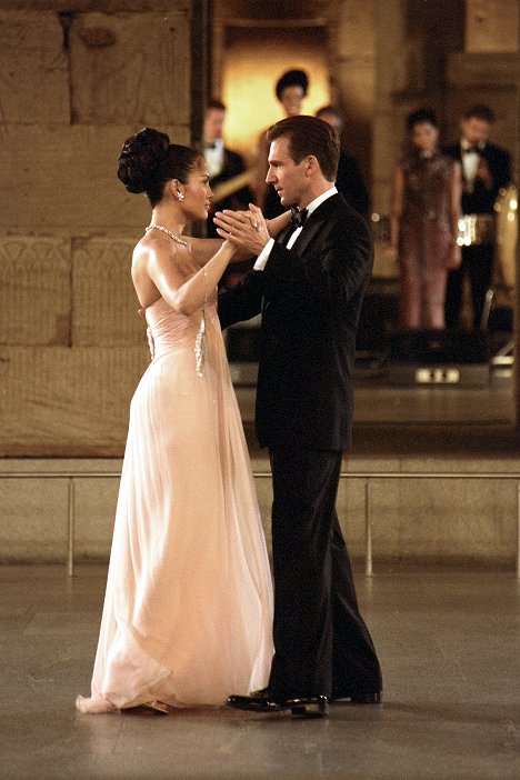 Jennifer Lopez, Ralph Fiennes - Manhattan Love Story - Filmfotos
