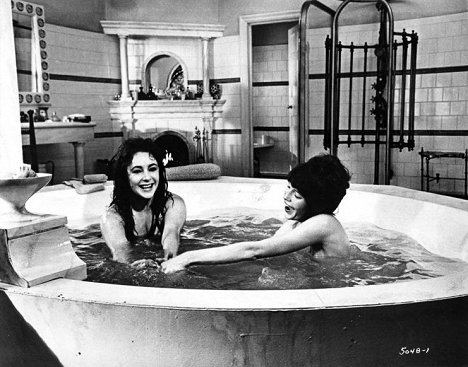 Elizabeth Taylor, Mia Farrow - Secret Ceremony - Filmfotos