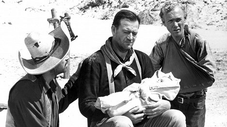 John Wayne, Harry Carey Jr. - Spuren im Sand - Filmfotos