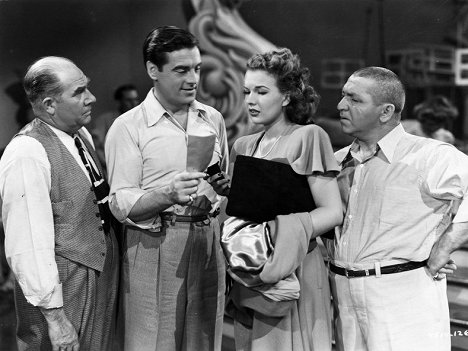 Edward Brophy, Phil Regan, Gale Storm, Curly Howard - Swing Parade of 1946 - De la película
