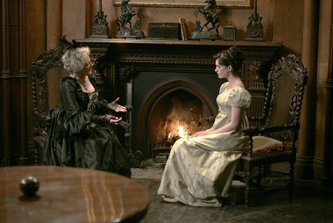 Maggie Smith, Anne Hathaway - Vášeň a cit: Príbeh Jane Austen - Z filmu