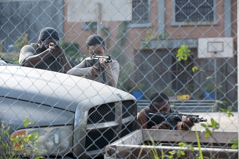 Chad L. Coleman, Sonequa Martin-Green, Lawrence Gilliard Jr. - The Walking Dead - Az a bizonyos határ - Filmfotók