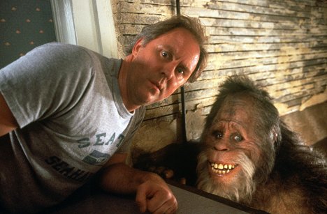 John Lithgow, Kevin Peter Hall - Bigfoot und die Hendersons - Filmfotos