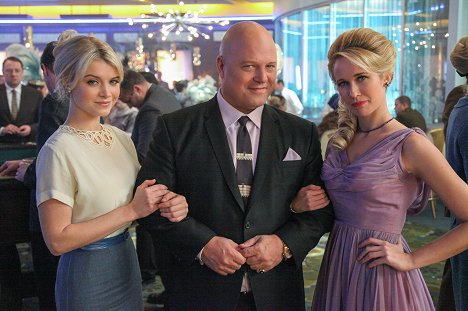 Sarah Jones, Michael Chiklis, Anna Camp - Vegas - Two of a Kind - Van de set