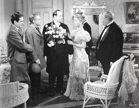 Richard Whorf, James Cagney, Irene Manning, George Barbier - La Glorieuse Parade - Film