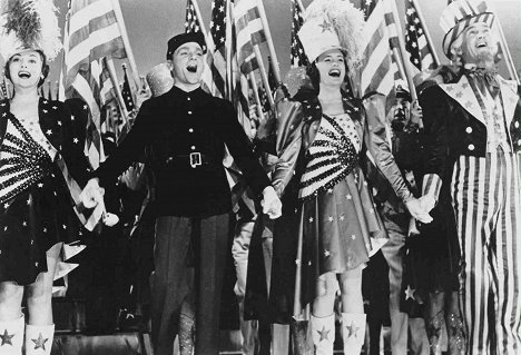 Jeanne Cagney, James Cagney, Joan Leslie, Walter Huston - La Glorieuse Parade - Film
