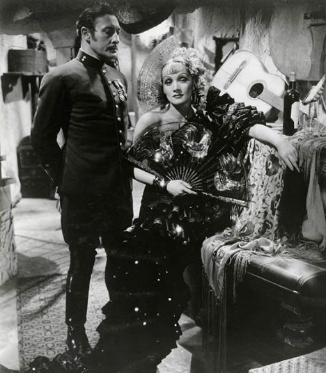Lionel Atwill, Marlene Dietrich - Žena a tatrman - Z filmu